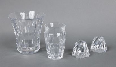 Lot en cristal comprenant deux vases en cristal...