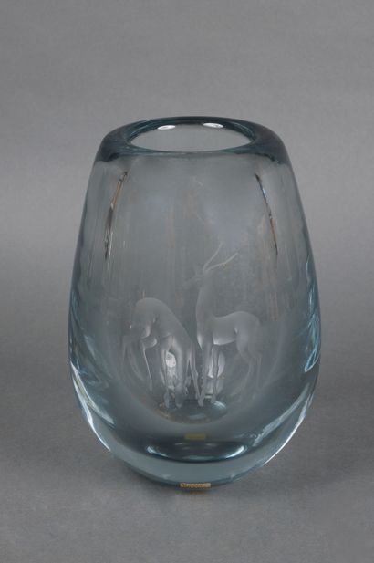 KOSTA BODA 
Vase ovoÏde en verre épais gravé...