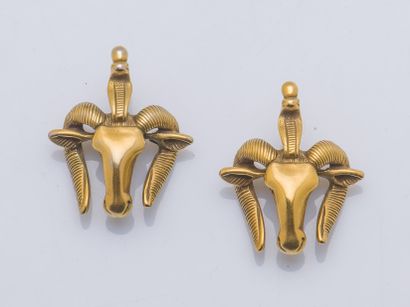 Set of two Ram's head amulet pendants ()...