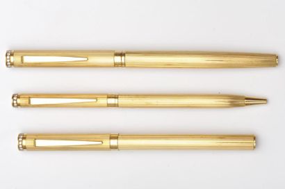 CHAUMET Lot comprenant: un stylo plume, un roller et un feutre en or jaune godronné...