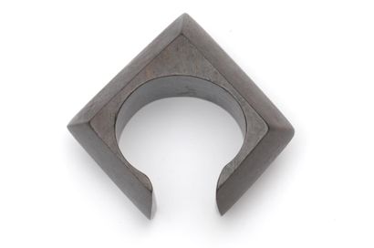 CATHERINE NOLL Bracelet manchette en ébène de forme géométrique. Poids: 116,15 g