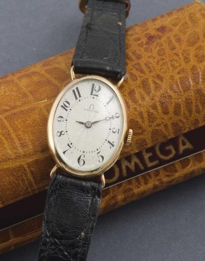 OMEGA (GRANDE BAIGNOIRE OR JAUNE), vers 1935 Elégante montre de forme ovale à grande...