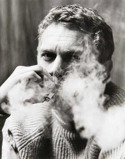 Roy SCHATT (1909-2002) Steve McQueen à la cigarette Tirage argentique, porte le tampon...