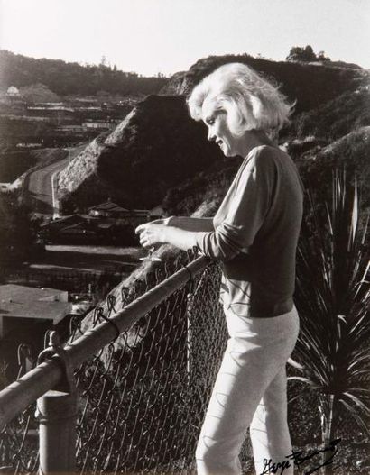 Georges BARRIS (né en 1928) Marilyn au balcon Tirage argentique, signé en bas à droite,...