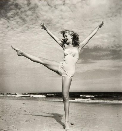 André de Dienes (1913-1985) Marilyn dansant sur la plage Tirage argentique d'époque,...