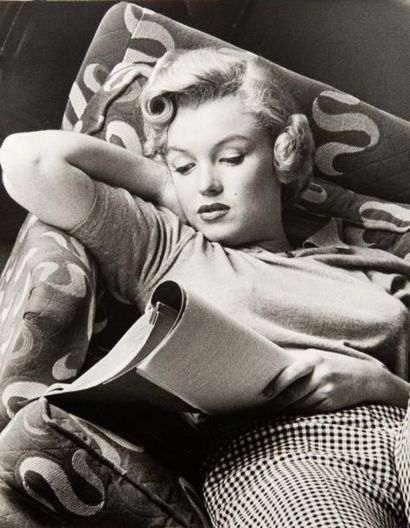 André de Dienes (1913-1985) Marilyn à la lecture Tirage argentique d'époque, porte...