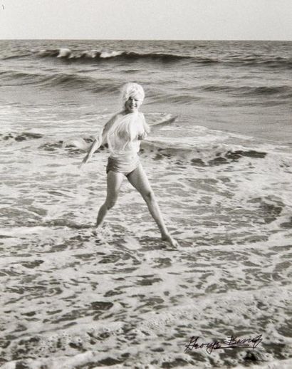 Georges BARRIS (né en 1928) Marilyn les pieds dans l'eau Tirage argentique d'époque,...