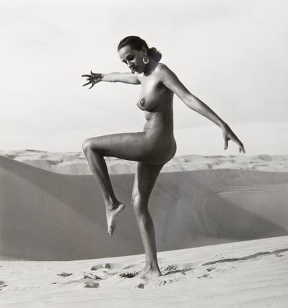 André de Dienes (1913-1985) Choregraphie dans le desert Tirage argentique d'époque,...