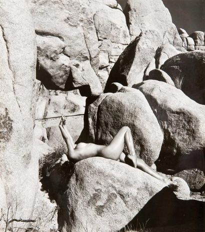 André de Dienes (1913-1985) Nu s'étirant sur le rocher Tirage argentique d'époque,...