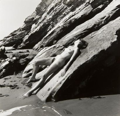 André de Dienes (1913-1985) Nu allongé sur la roche Tirage argentique d'époque, porte...