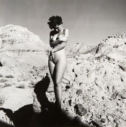 André de Dienes (1913-1985) Nu debout dans le desert Tirage argentique d'époque,...