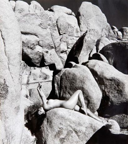 André de Dienes (1913-1985) Nu s'étirant sur le rocher, #2 Tirage argentique d'époque,...