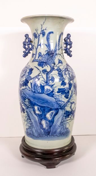 null Vase en porcelaine à décor de fleurs en bleu sur fond blanc
Chine, XXème siècle
Socle...