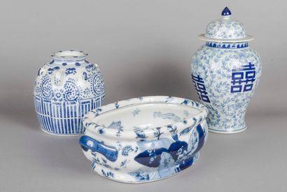 null Lot de trois pièces porcelaine blanc bleu dans le gout chinois 
H.: 38 cm (pour...