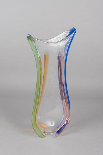 MURANO MURANO 
Important vase de forme libre en verre soufflé teinté. 
H.: 38 cm