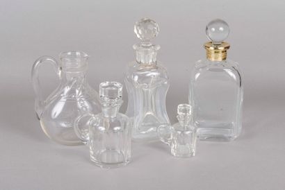 null Lot de 5 carafes en verre et cristal taillé 
H.: 27 cm (pour la plus haute)