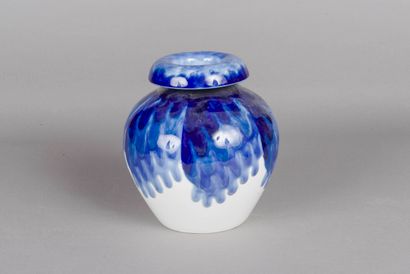 null Vase boule à col renflé en porcelaine de Limoges blanche à coulures émaillées...