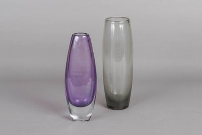 null Lot de deux vases en verre épais teinté gris et violet 
H.: 28 cm (pour le plus...