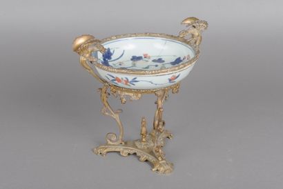 null Coupe en porcelaine Imari montée en bronze à décor de dragon. 
XIXème siècle
Dim.:...
