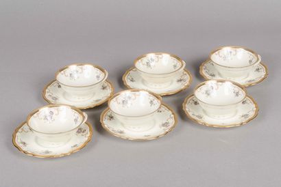 null 6 tasses et sous tasses en porcelaine de Limoges à décor de guirlandes de fleurs...