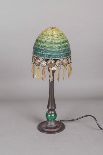 null Lampe en bois, abat jour en perles 
H.: 40 cm