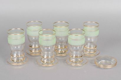 null 6 verres granité vert et or, 9 soucoupes en verre cerclé or
H.: 16 cm