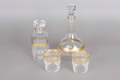 null Lot comprenant : 
- Saint Louis, Deux verres en cristal taillé à décor de guirlandes...