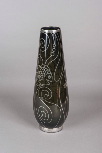 null Important vase en verre fumé gris à décor d'inclusion d'émaux métalliques figurant...