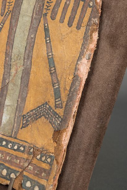 null Fragment de sarcophage représentant deux pieds portant des sandales à carnation...
