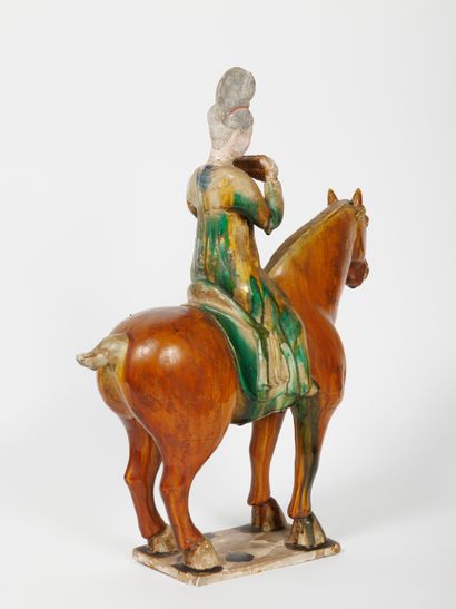 null Chine, XXème siècle
Statuette d'une musicienne à cheval, en terre-cuite à glaçure...