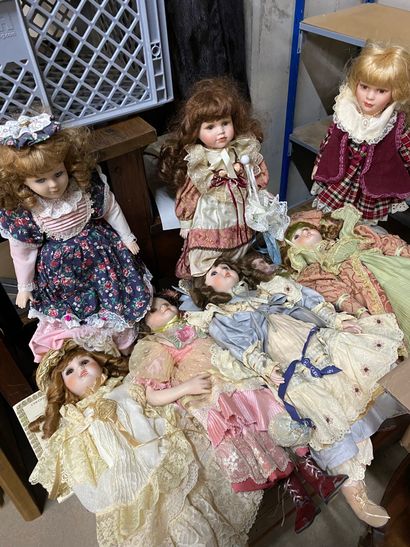 null Lot de 9 poupées en porcelaine dont Mundia et Léonardo Collection