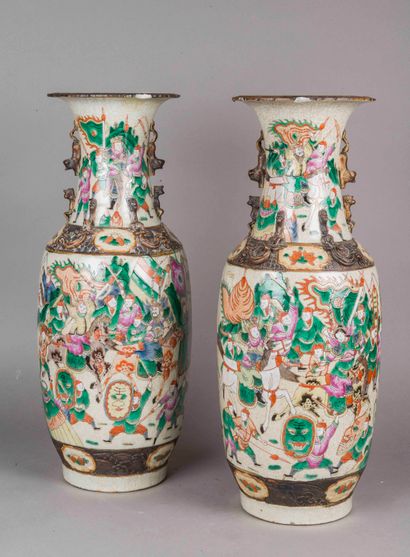 null Chine Nankin
Paire de vases de forme balustre en grès émaillé à décor polychrome...
