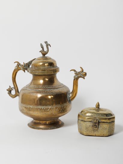 null Asie
Lot en bronze doré comprenant une verseuse à décor ciselé surmontée d'un...