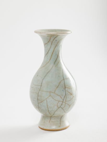 null Chine, XVIIIè - XIXè siècle 
Vase à panse piriforme sur petit talon et ouverture...