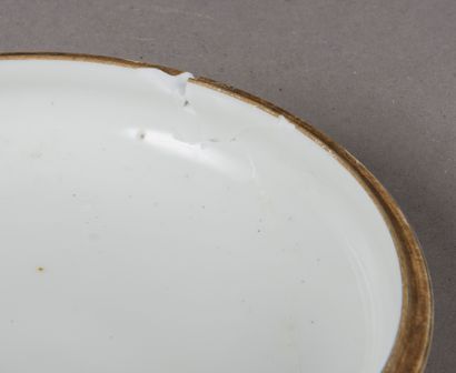 null Chine, XIXème siècle 
Pot couvert en porcelaine à décor d'émaux de la famille...