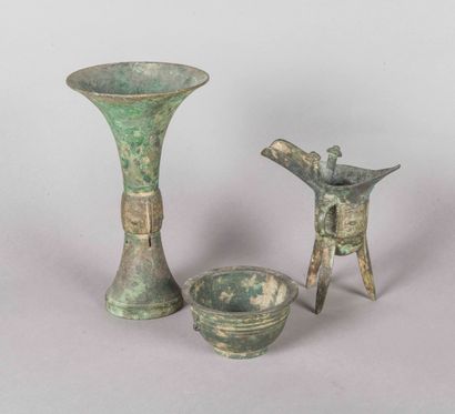 null Chine
Lot de trois bronzes de style archaïque Shang, comprenant un vase Gu,...