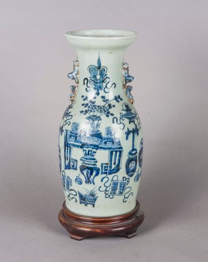 null Chine, XIXème siècle 
Vase balustre en porcelaine céladon à décor émaillé bleu,...