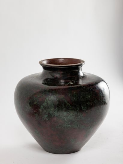 null Japon, XIXe siècle
Vase en bronze de patine vert sombre nuancée de rouge, à...