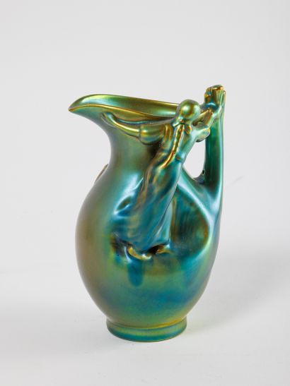 null Vilmos ZSOLNAY (1840 - 1901) à Pecs 
Vase formant pichet en céramique à décor...