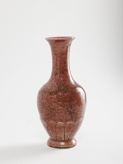 null Chine, XVIIIe siècle
Vase à long col, en grès à glaçure rouge-rosée sur fond...