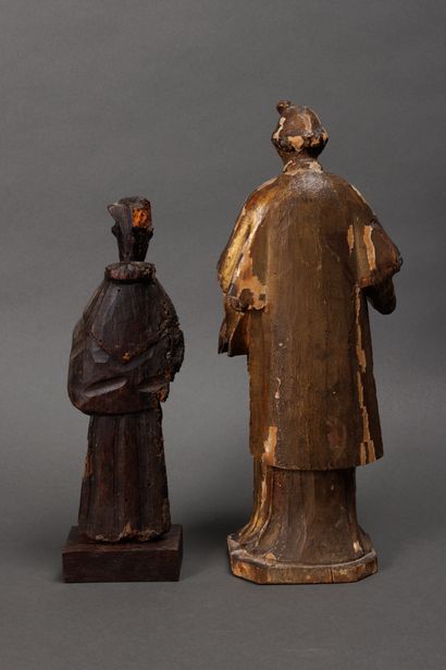 null Lot de deux sculptures de Saints en bois.
H. 26 cm ; H. 18 cm 
Accidents