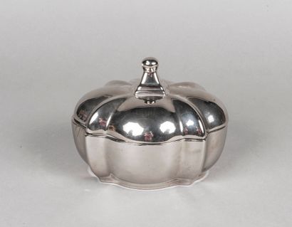 null Christian Dior 
Bonbonnière en porcelaine émaillée argenté
H.: 12 cm