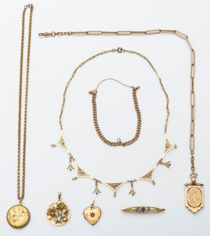 null Lot en or comprenant: un collier à décor ajouré et perles de culture, une gourmette,...