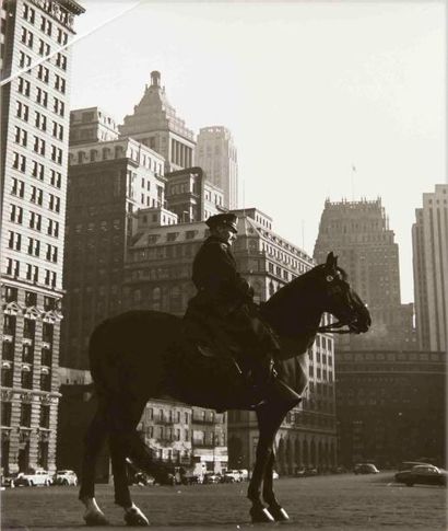 Robert ELLIOT (XXème) Cavalier à New york, Lonely sentinel Tirage argentique d'époque...