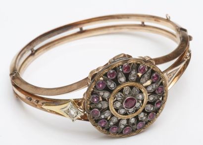 null Bracelet rigide en or rose le motif central sertie de diamants taillés en rose...