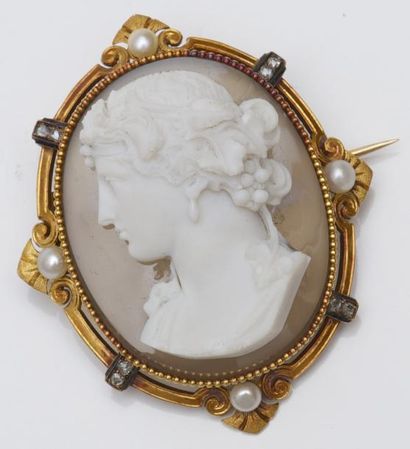 null Broche ovale en or jaune sertie d'un camée «profil de femme» en agate. La monture...