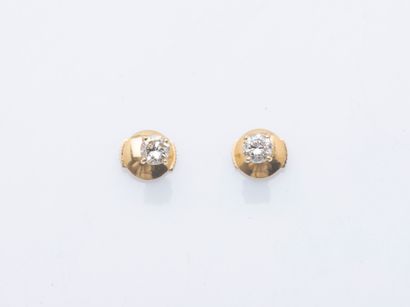 null Paire de puces d'oreilles en or jaune 18 carats (750 ‰) sertie chacune d'un...