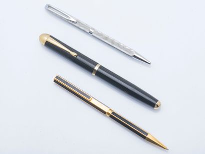 null Lot de trois stylos comprenant :
WATERMAN : Un stylo bille rétractable en métal...