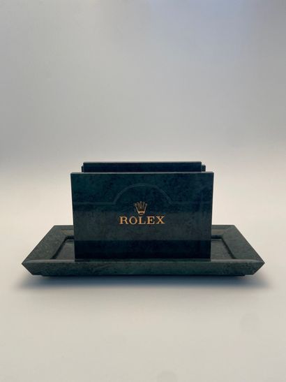 ROLEX ROLEX
Porte lettre de bureau en marbre vert. 
Dim. : 27,5 x 13 x 13 cm