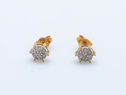 null Paire de puces d'oreilles fleur en or jaune 18 carats (750 ‰) pavée de diamants...